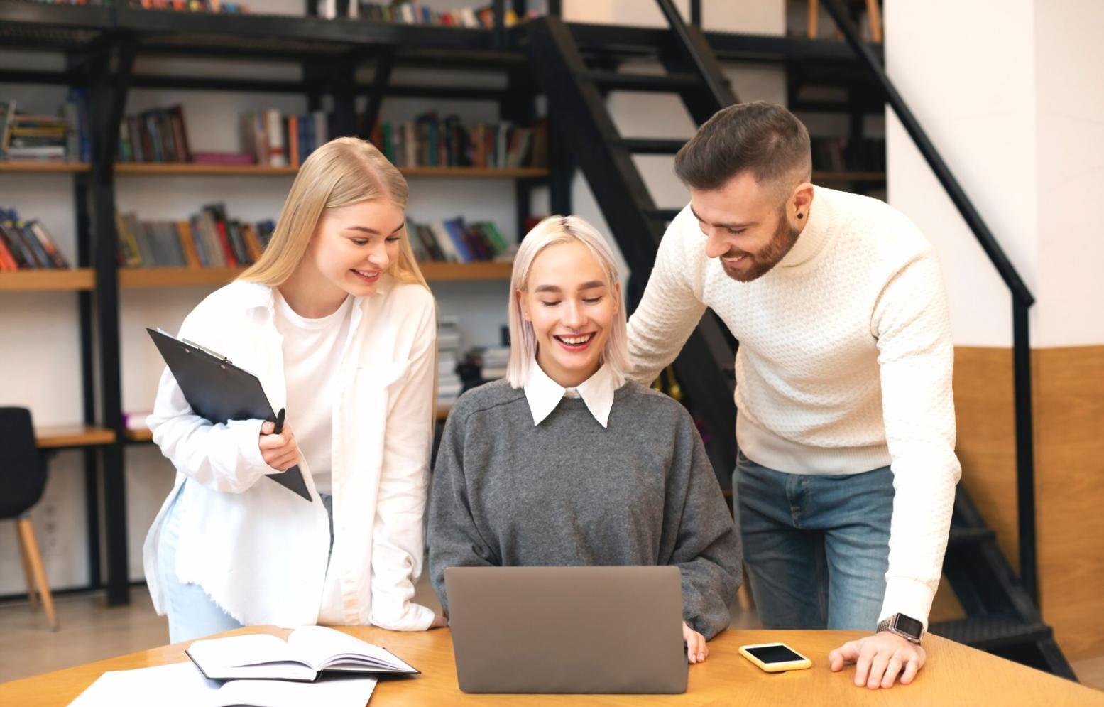 Bureau d'analyse financière avec tableaux de données et graphiques stratégiques